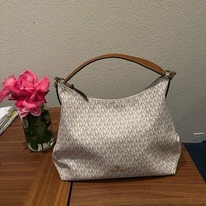 Nice shoulder bag. Very spacious